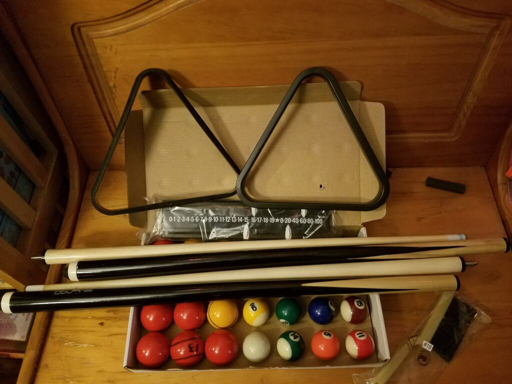 Pool cue and set out of a cue case
